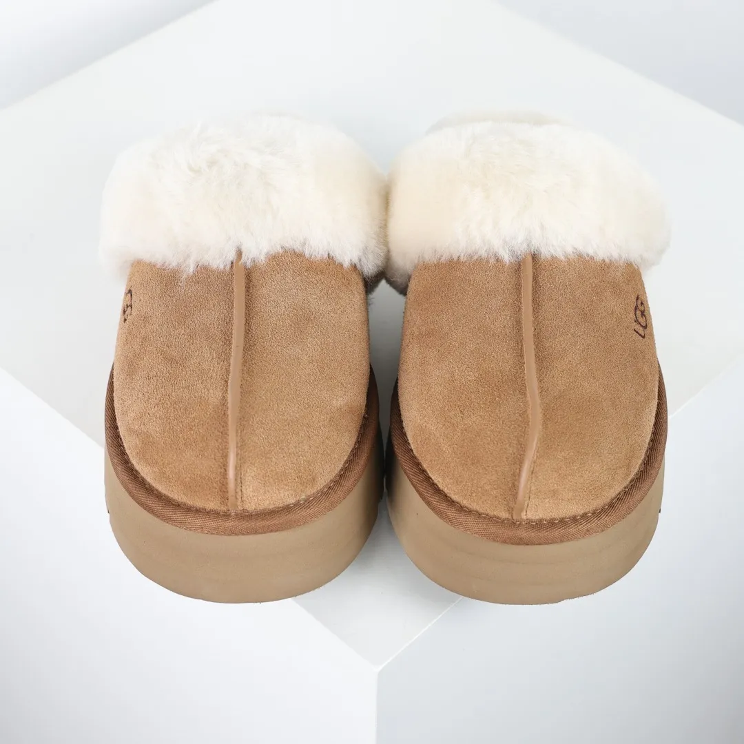 Pick up locally 💰520, the core recommendation is good price UGG Coquette three-layer thickened lazy slippers, popular Xiaohongshu style, Henan Longfeng leather production, sheepskin and wool integration, top quality in the market, 2-3 cm cashmere insole, keeping warm in winter, suitable for home use. In the new year, uug launched a style series, which is partially geared towards the preferences of young consumers, and has also been at the forefront of fashion trends. Shoe body material, water-repellent coated suede upper 17mm UGGPURE™ implanted wool insole Lightweight non-slip comfortable rubber outsole With brand LOGO Trademark Comes with full packaging Size: 35 36 37 38 39 40
